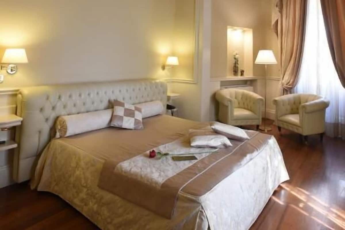 Habitación doble superior, vista a la ciudad | Ropa de cama de alta calidad, minibar, escritorio y cortinas blackout