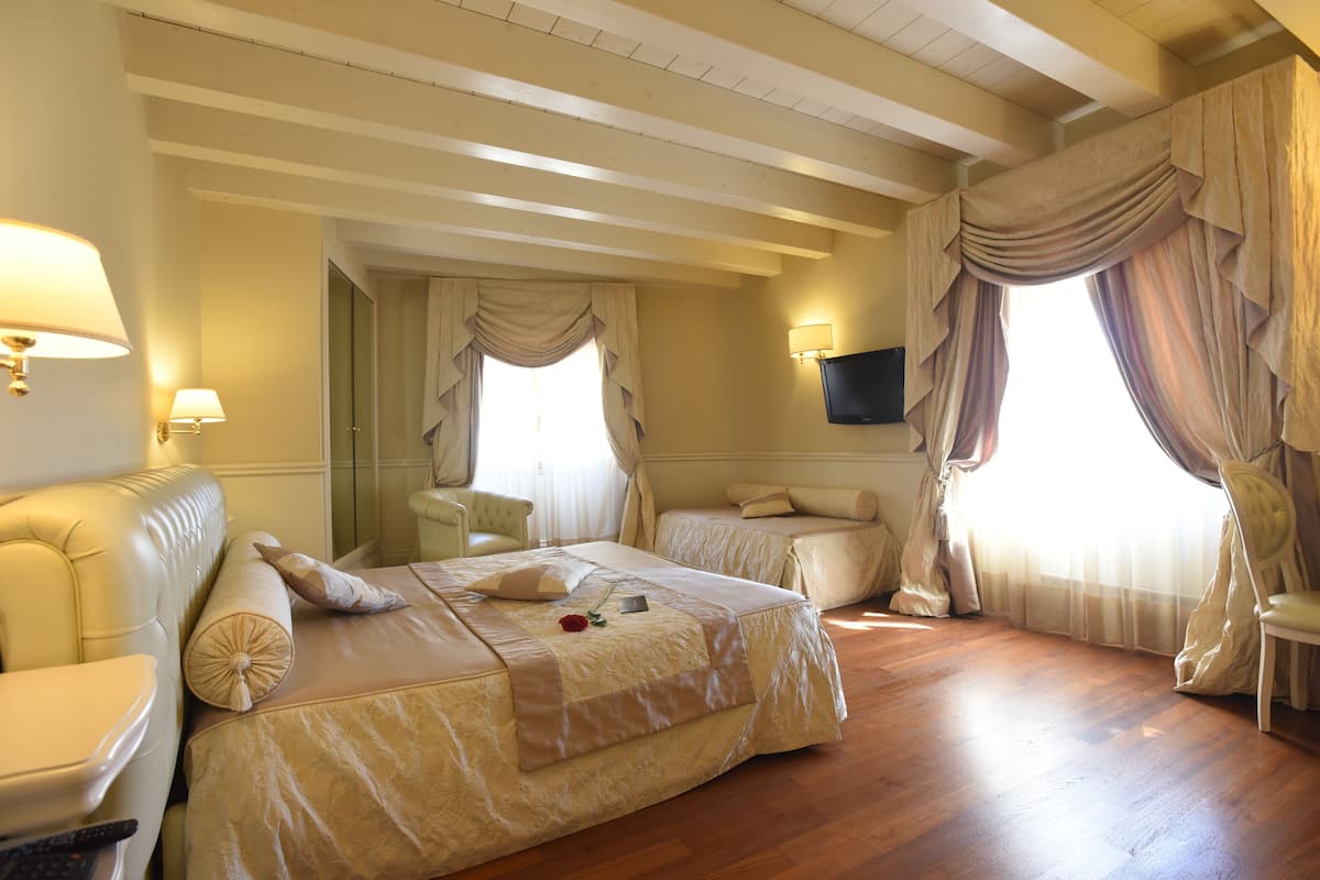 Premium bedding, minibar, blackout curtains, free WiFi