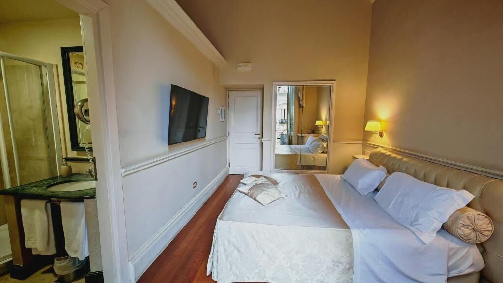 Sengetøy av topp kvalitet, minibar og blendingsgardiner