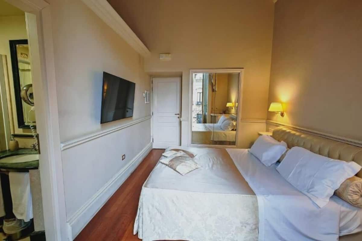 Sengetøy av topp kvalitet, minibar og blendingsgardiner