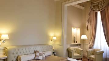 Une chambre d’hôtel avec un grand lit, deux tables de chevet, une chaise, une lampe et un miroir.