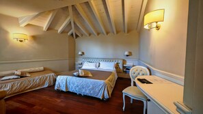 Tremannsrom | Sengetøy av topp kvalitet, minibar og blendingsgardiner