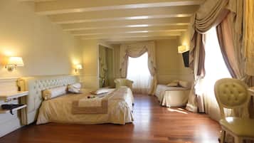 أغطية فراش متميزة وميني بار ومكتب وستائر تعتيم