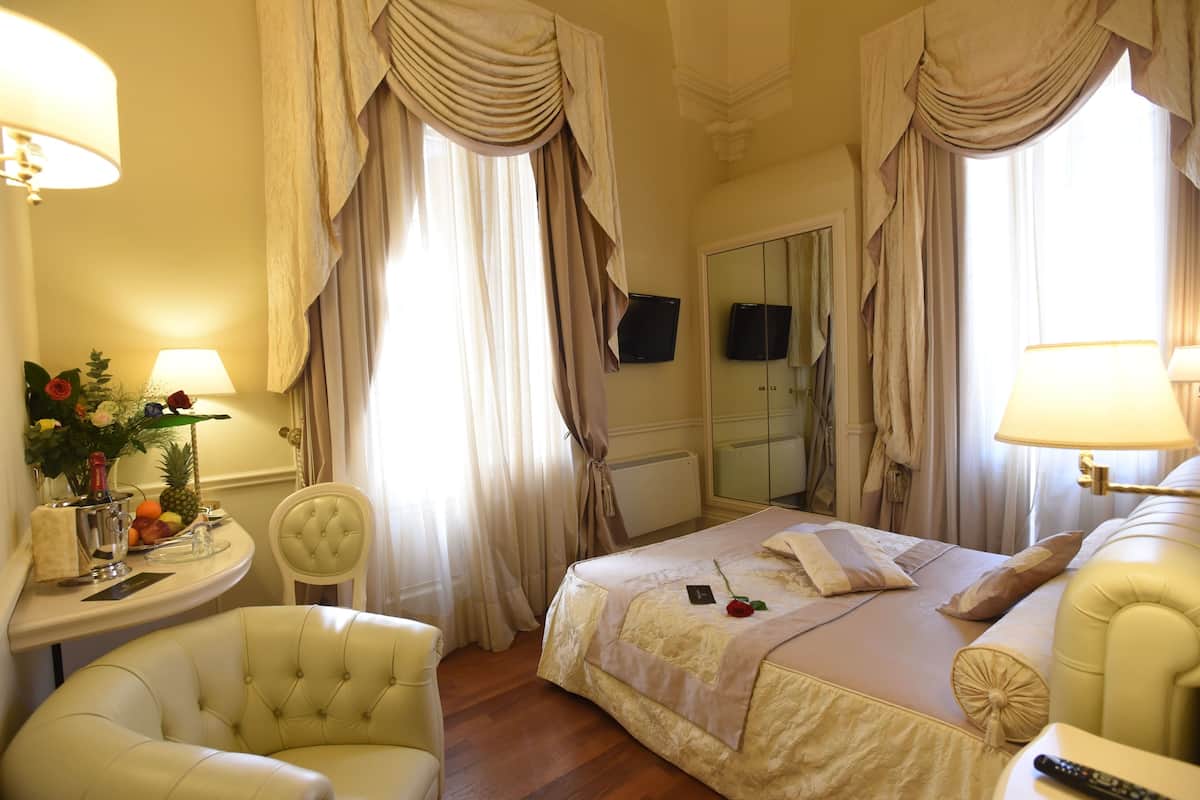 Premium bedding, minibar, blackout curtains, free WiFi