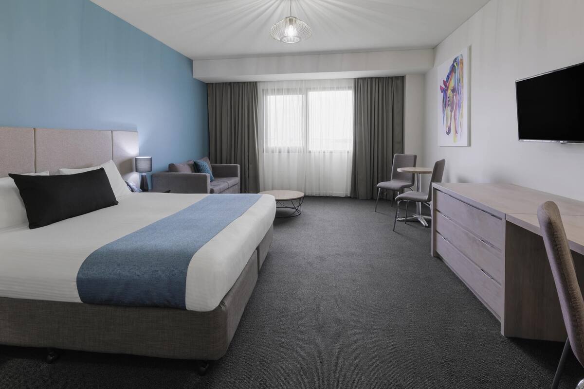 Quarto luxo, 1 cama King | Escrivaninha, ferros/tábuas de passar roupa, berços grátis