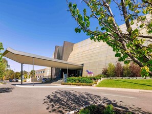 Exterior - Mantra Melbourne Melton (Cobblebank)