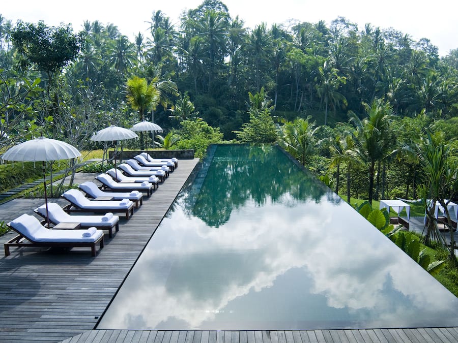 2 utendørsbassenger og solsenger