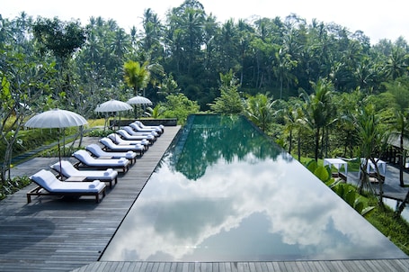 2 outdoor pools, sun loungers