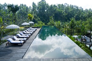 2 室外游泳池，日光浴躺椅