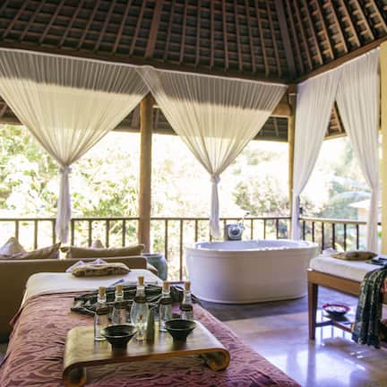 Couples treatment rooms, body treatments, aromatherapy, body scrubs