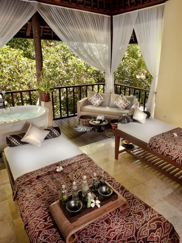 Couples treatment room(s), body treatments, aromatherapy, body scrubs