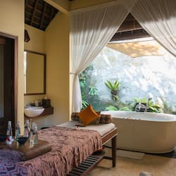 Couples treatment room(s), body treatments, aromatherapy, body scrubs