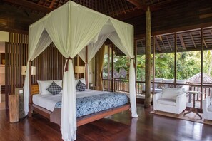 Minibar, coffres-forts dans les chambres, bureau