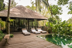 2 outdoor pools, sun loungers