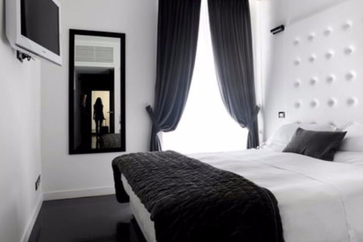 Premium bedding, down comforters, minibar (some free items)