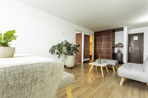 Kamar Junior | Seprai premium, minibar, brankas, dan meja kerja