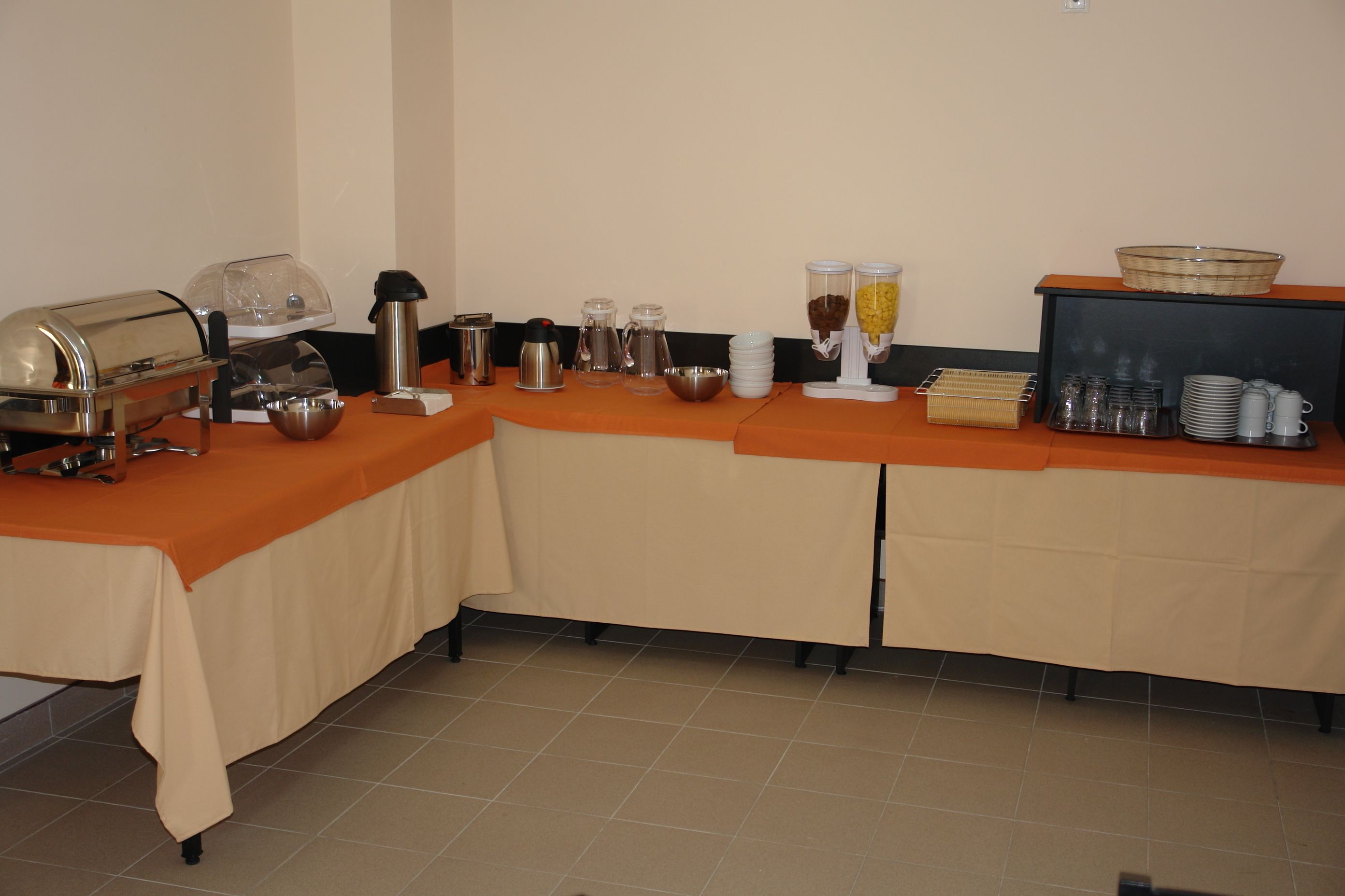 Se ofrece un desayuno bufé (5.00 EUR por persona)