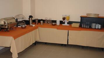 Desayuno buffet (EUR 5.00 por persona)