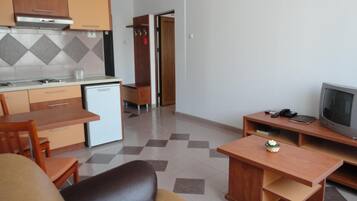 Appartamento familiare, 1 letto matrimoniale con divano letto, non fumatori, angolo cottura | Soggiorno | TV 50 cm con canali via cavo