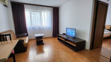 Departamento familiar, 1 cama matrimonial y sofá cama, para no fumadores, cocineta | 1 habitación, minibar, caja de seguridad en la habitación y escritorio
