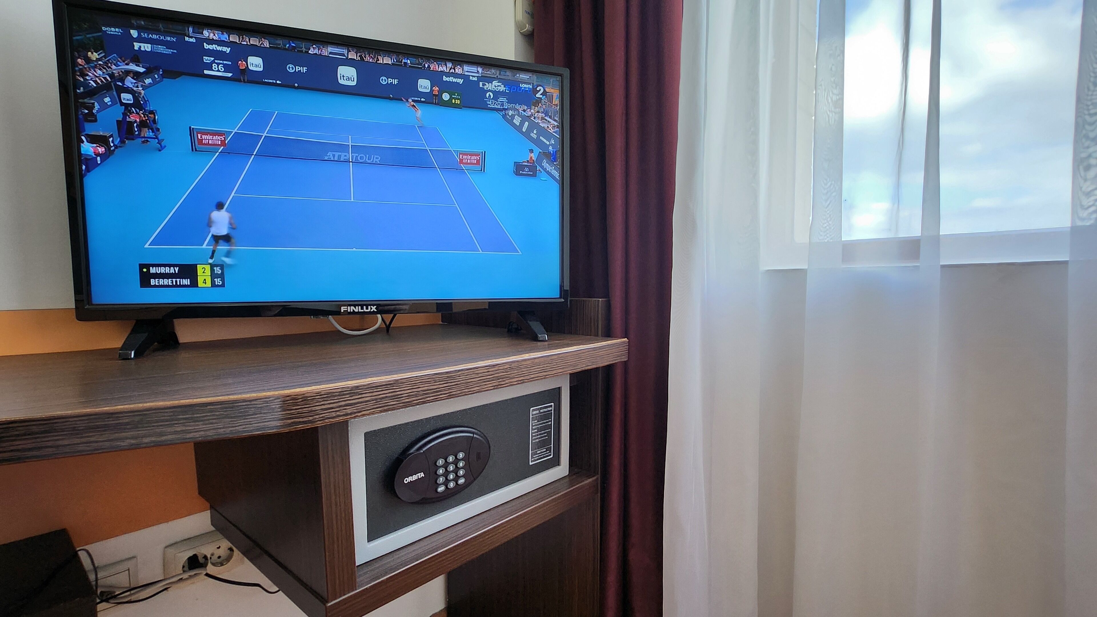 迷你吧、客房内保险箱、办公桌、笔记本电脑工作区