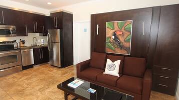 スタジオスイート | リビング エリア | 液晶テレビ、DVD プレーヤー、iPod ドック