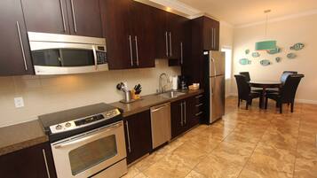 スタンダード コンドミニアム 1 ベッドルーム | 専用キッチン | 大型冷蔵庫、電子レンジ、オーブン、コンロ