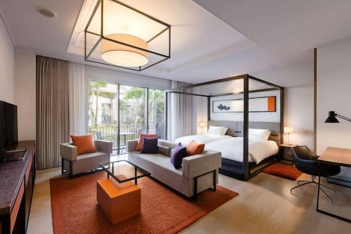 2 bedrooms, premium bedding, free minibar, in-room safe