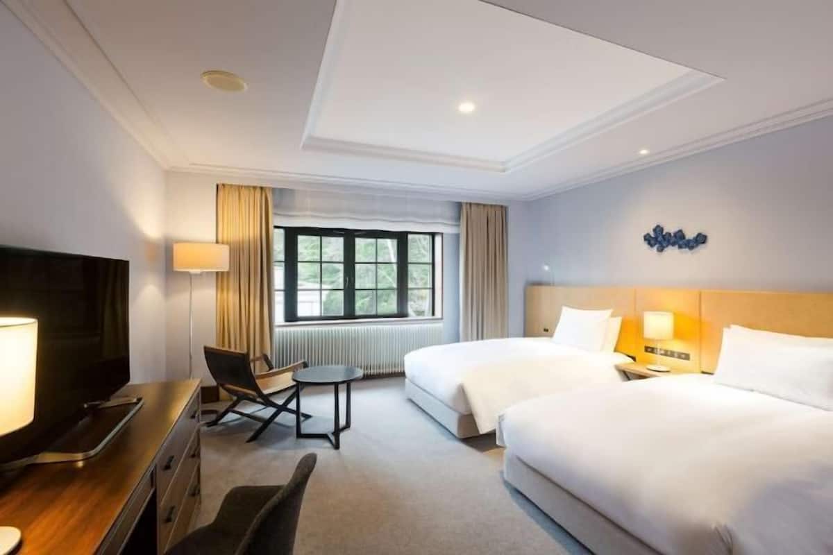 2 bedrooms, premium bedding, free minibar, in-room safe