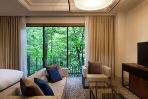 Habitación Deluxe con 2 camas individuales, balcón | Ćrea de sala de estar | Televisión LED