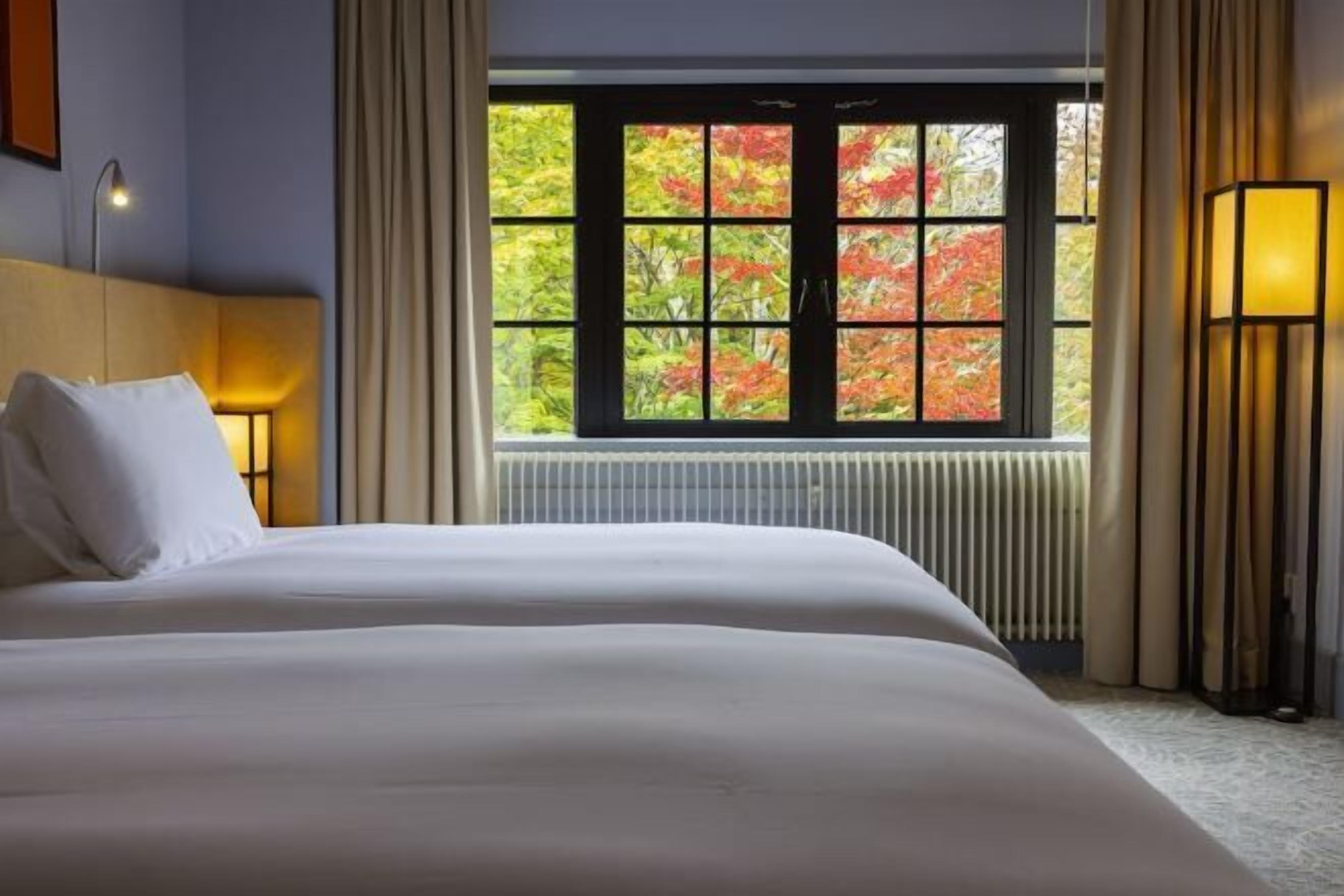 2 bedrooms, premium bedding, free minibar, in-room safe