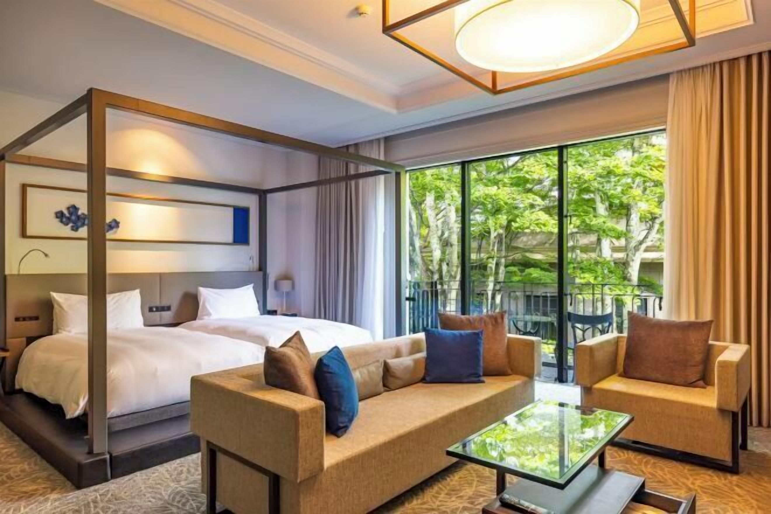 2 bedrooms, premium bedding, free minibar, in-room safe