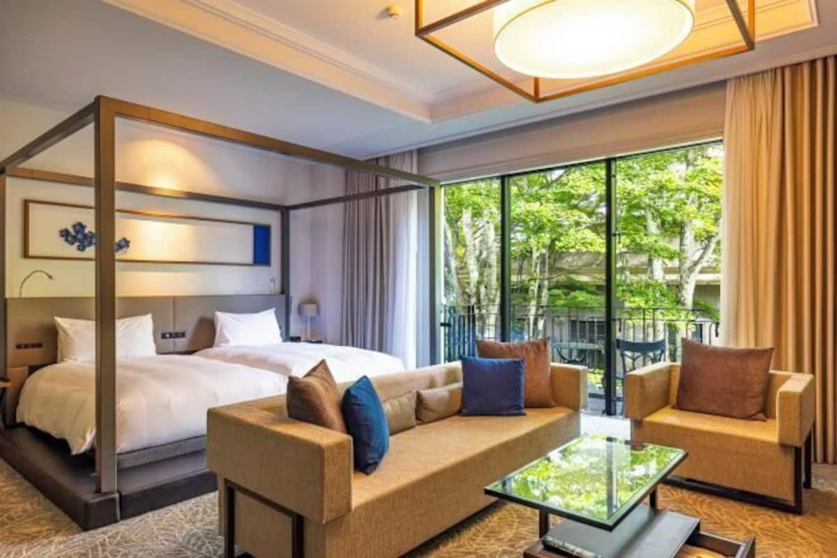 2 bedrooms, premium bedding, free minibar, in-room safe