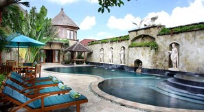 Outdoor pool - Dewani Villa Resort (Kerobokan)
