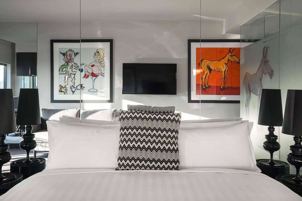 Roupas de cama premium, camas com colchões pillow-top, frigobar