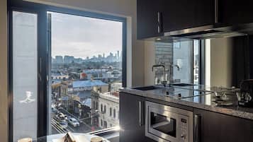 Réfrigérateur, four à micro-ondes, surface de cuisson, lave-vaisselle