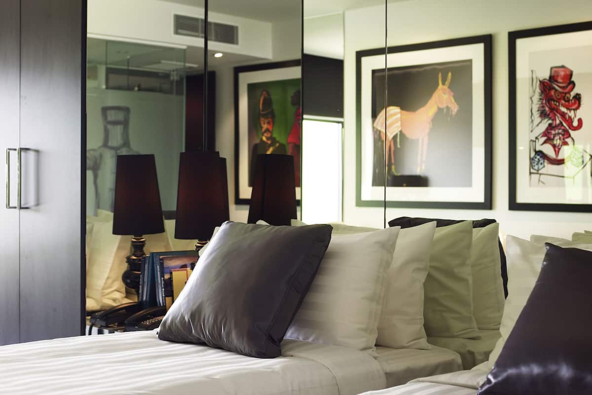 premium bedding, pillow-top beds, minibar, in-room safe