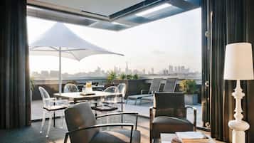 Penthouse, balkon, pemandangan kota | Seprai premium, bantalan ekstra lembut, minibar, dan brankas