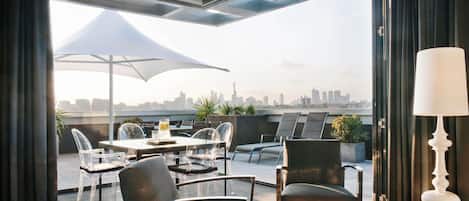 頂層客房, 露台, 城市景 | 高級寢具、特厚豪華床墊、迷你吧、房內夾萬