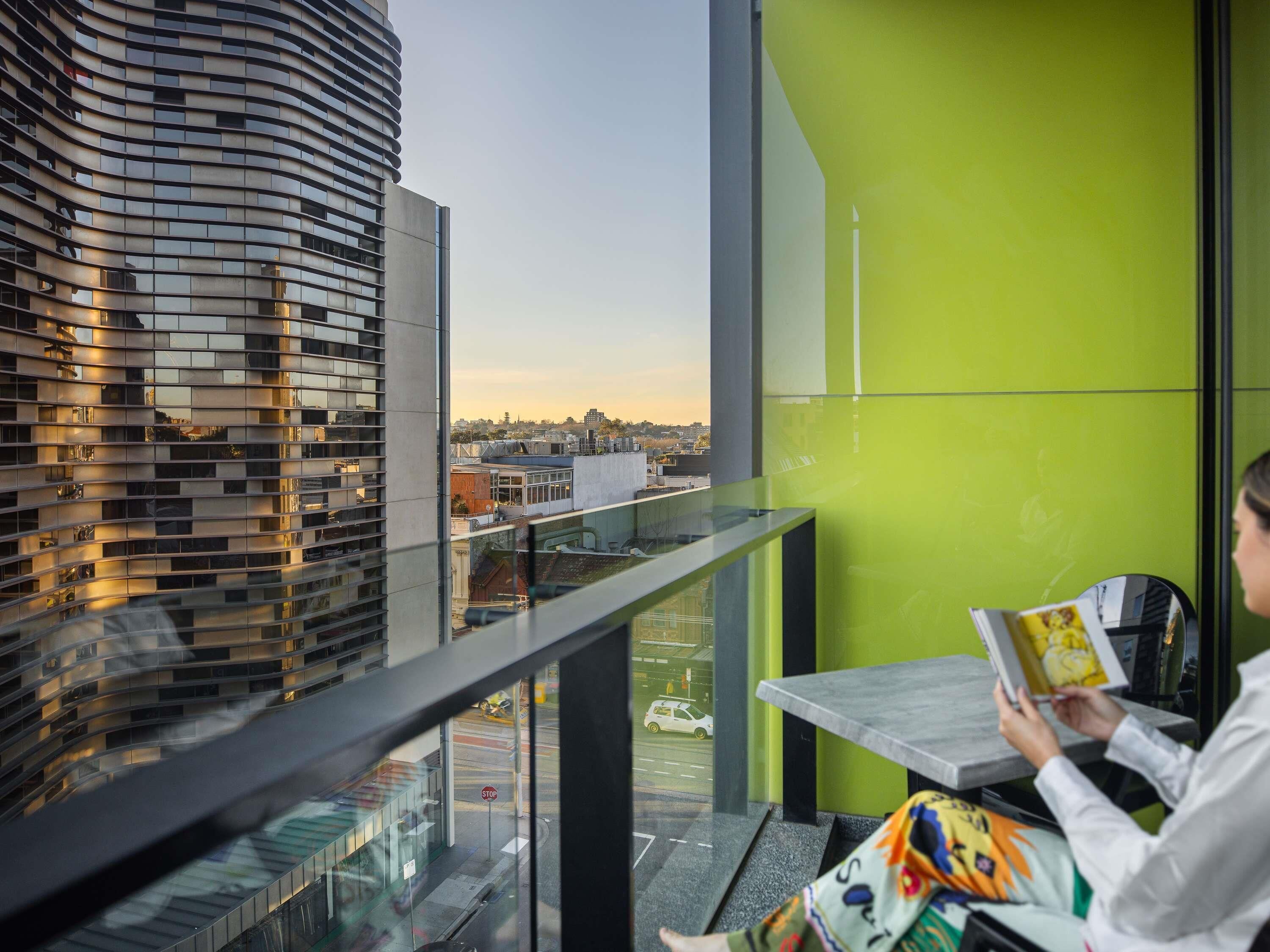 Luxe beddengoed, pillowtop-bedden, een minibar, een kluis op de kamer