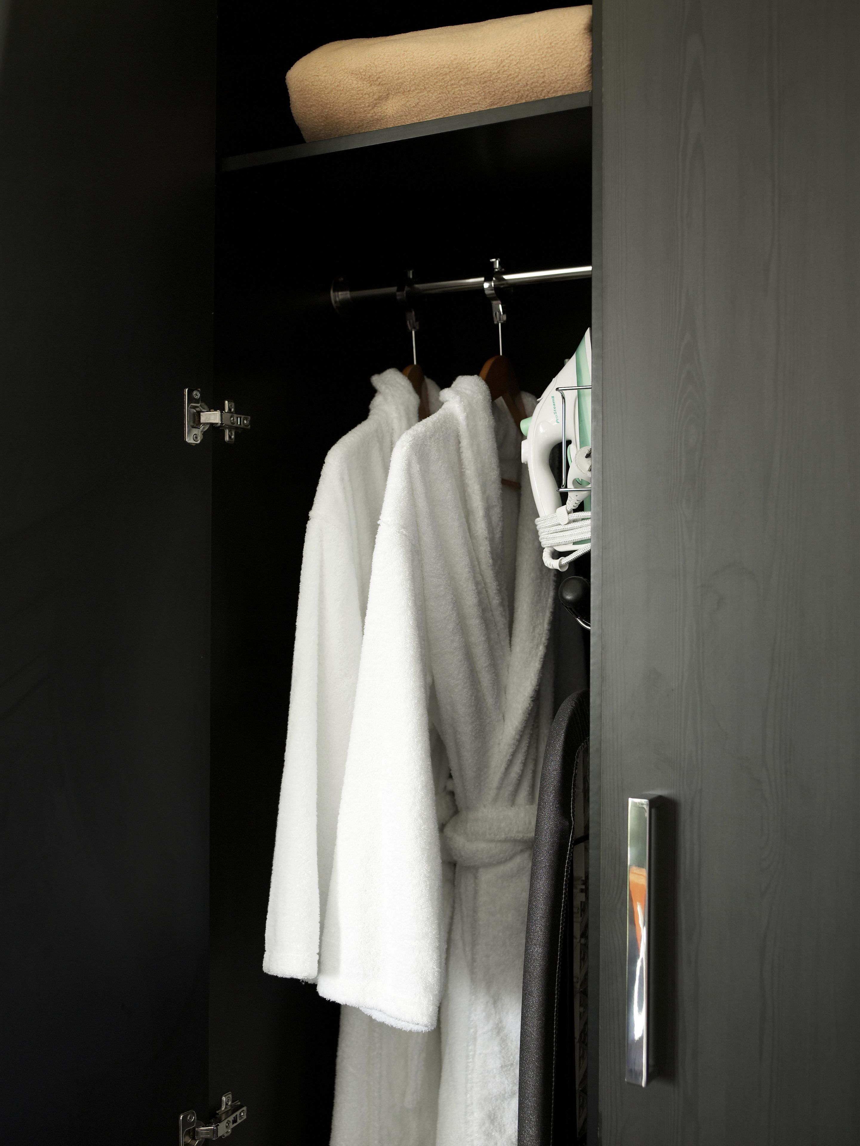 studio suite twin | premium bedding, pillow-top beds, minibar, in-room safe