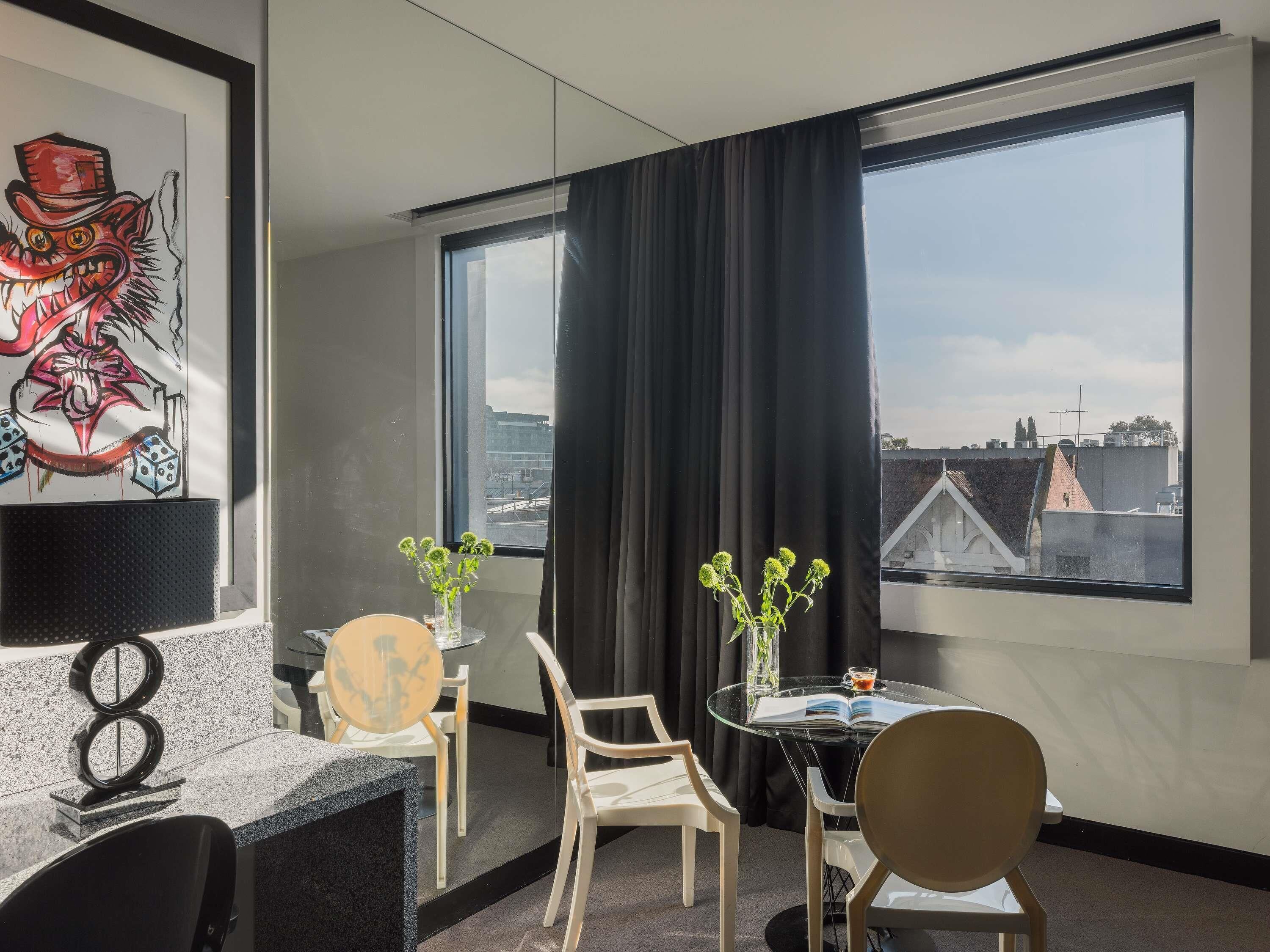 Luxe beddengoed, pillowtop-bedden, een minibar, een kluis op de kamer