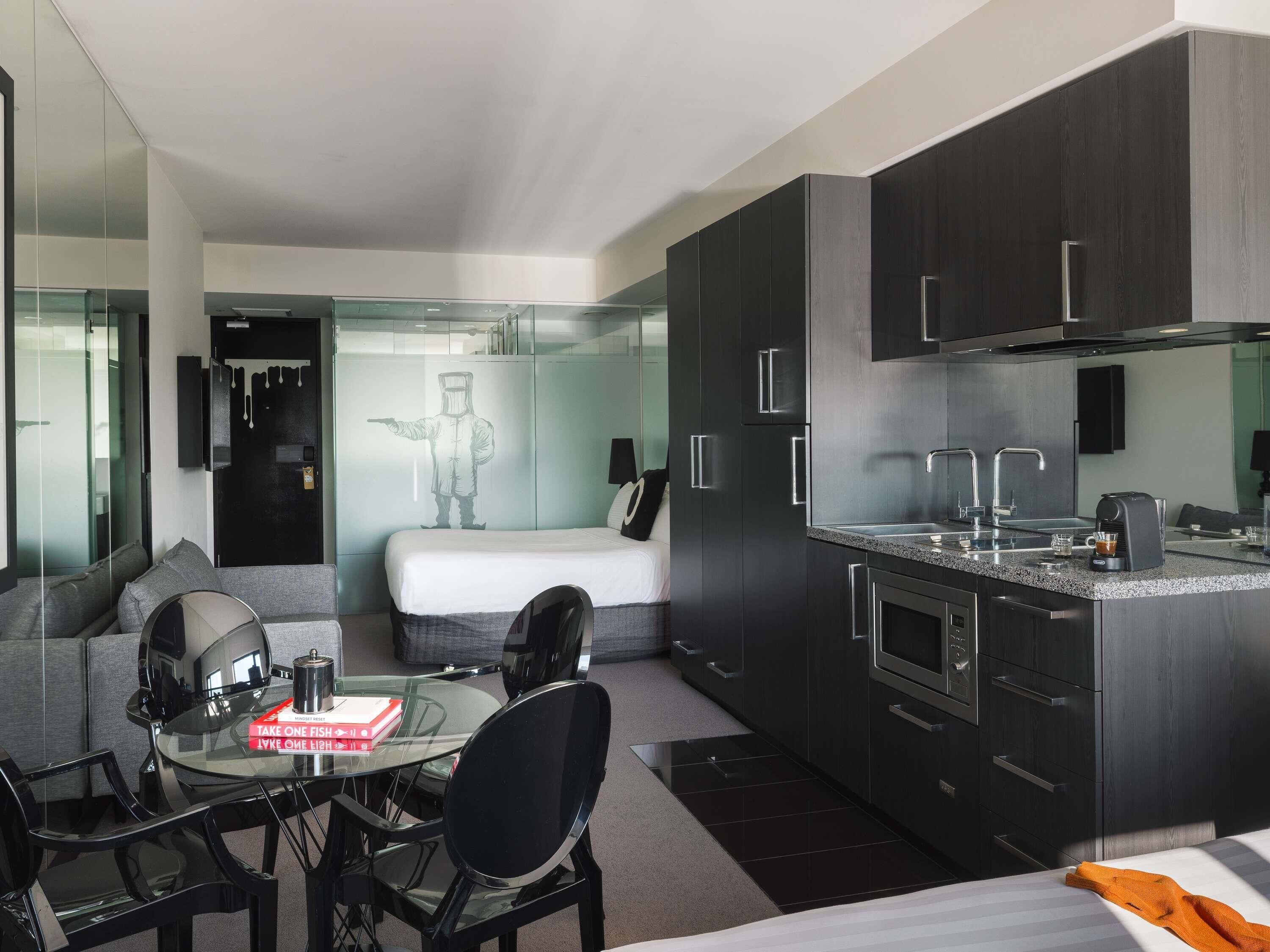 Studio Deluxe - 2 queensize-sängar (Deluxe Studio Suite Twin) | Sängtillbehör av högsta kvalitet, bäddmadrasser och minibar