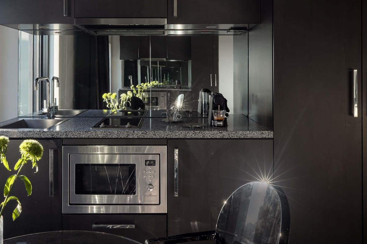 Roupas de cama premium, camas com colchões pillow-top, frigobar