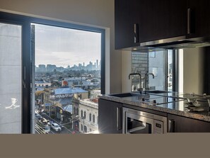 Ropa de cama de alta calidad, colchones con pillow-top y minibar 