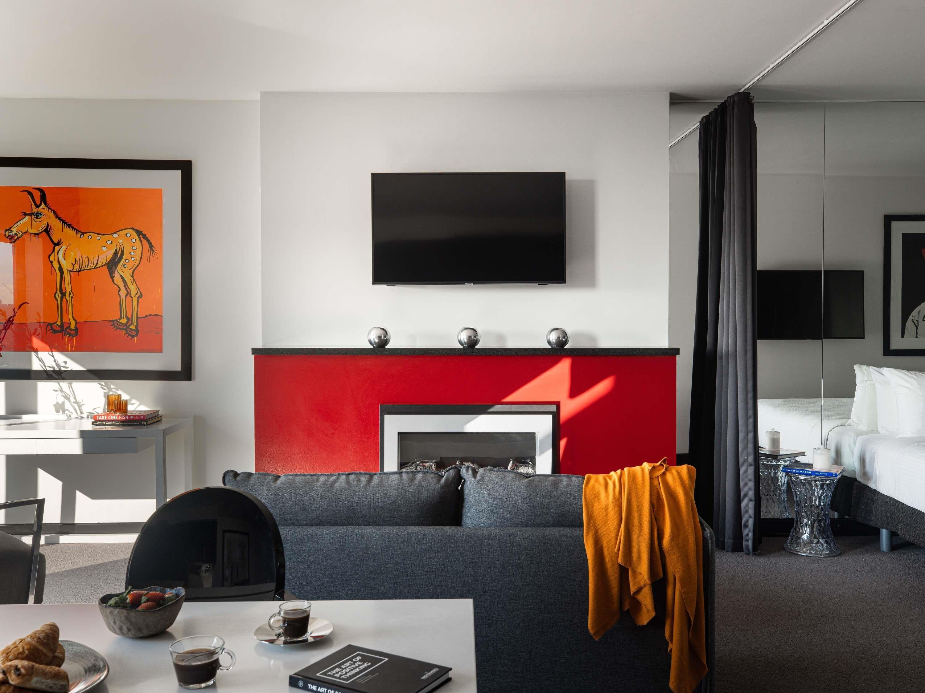 Suite, meerdere bedden, uitzicht op stad (Cullen Open Plan Suite) | Luxe beddengoed, pillowtop-bedden, een minibar, een kluis op de kamer