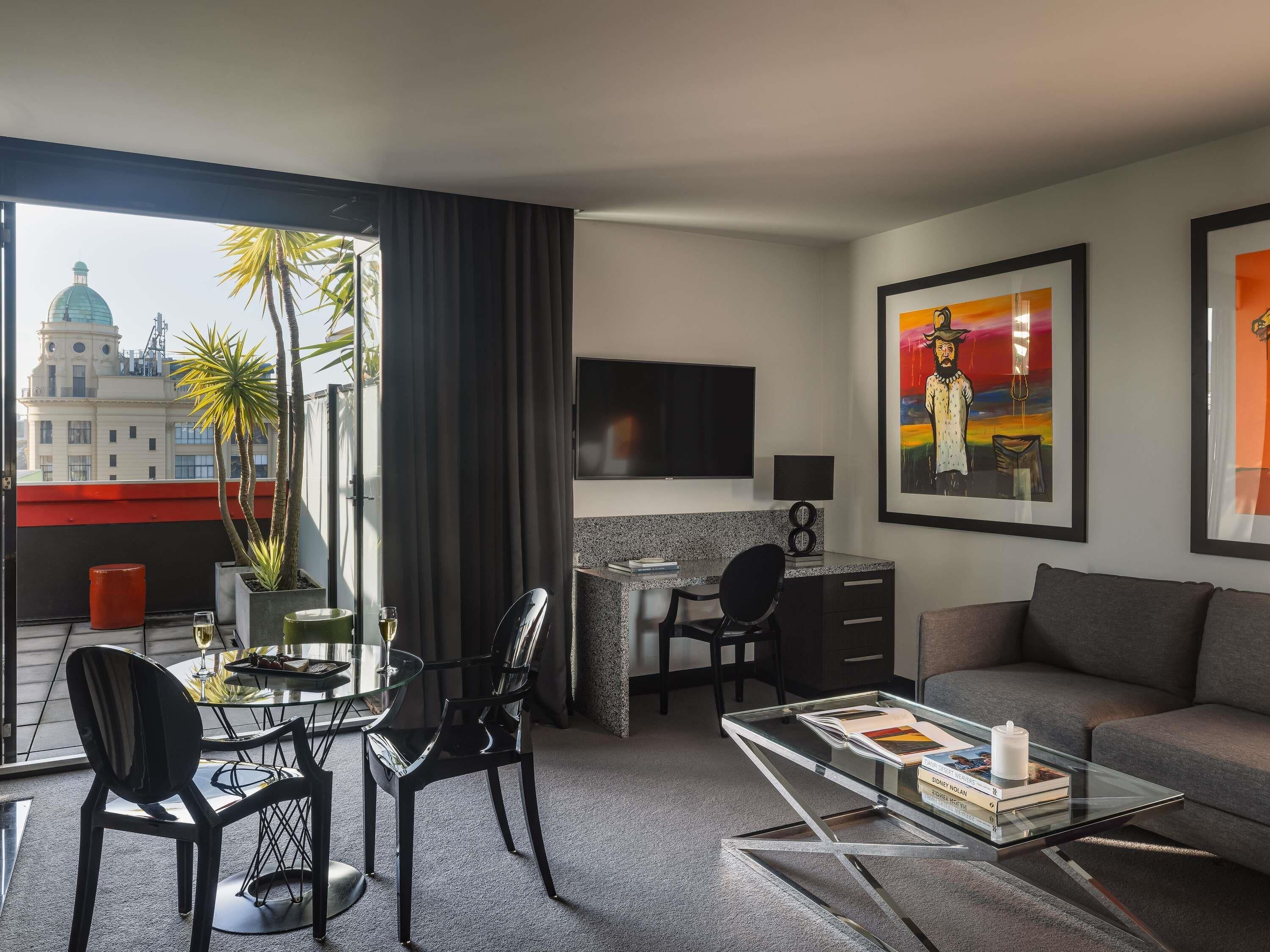 Junior penthouse, balkon, uitzicht op stad | Luxe beddengoed, pillowtop-bedden, een minibar, een kluis op de kamer