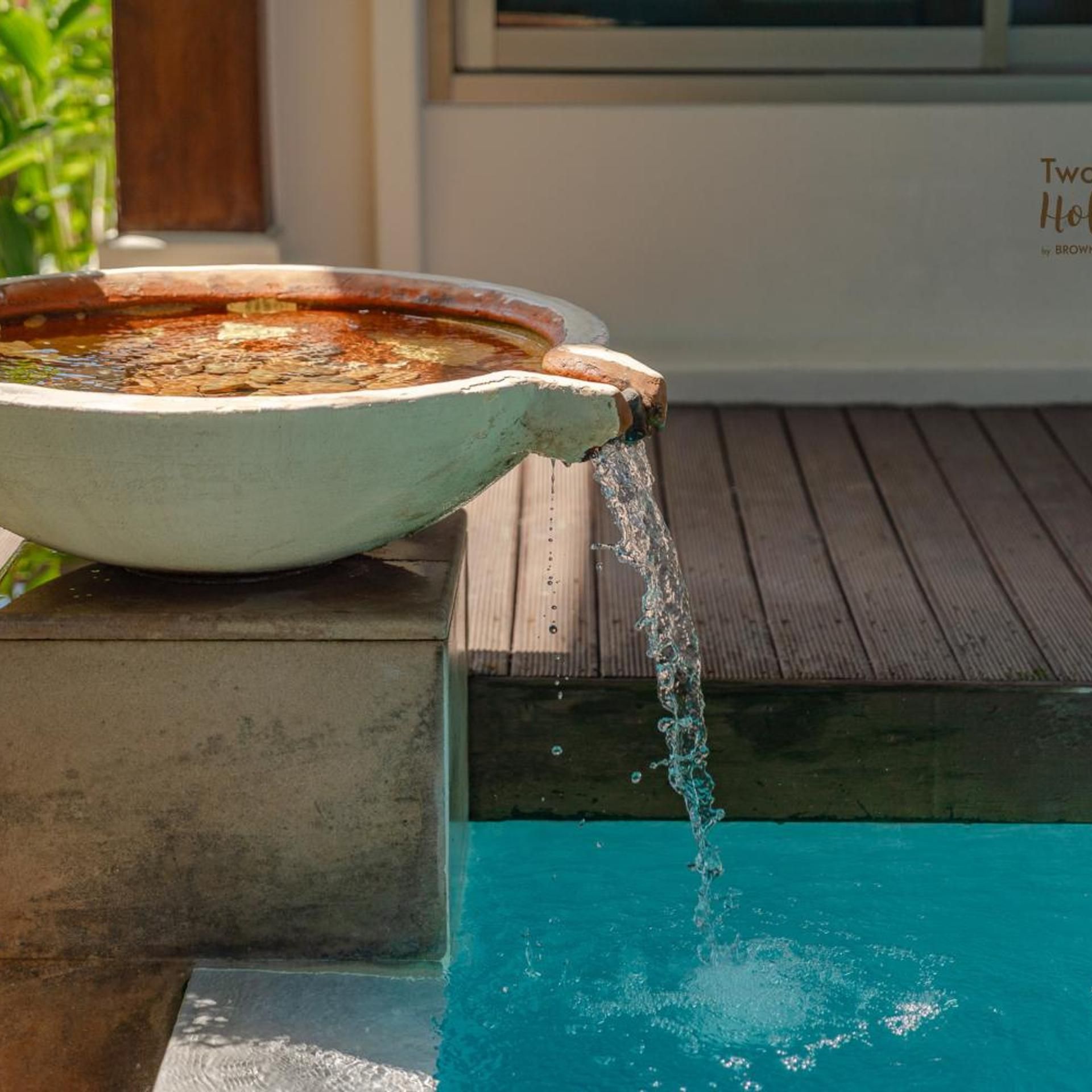 Una fontana con una conca e una vasca.