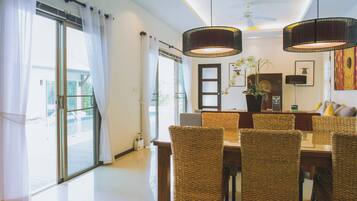 Großer Kühlschrank, Mikrowelle, Kochgeschirr/Geschirr/Besteck