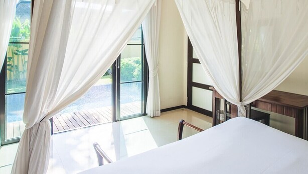 Premium bedding, in-room safe, desk, laptop workspace - Two Villas Holiday Oriental Style Naiharn Beach (Rawai)